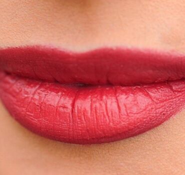 Are vertical or horizontal lip injections best for avoiding arteries?